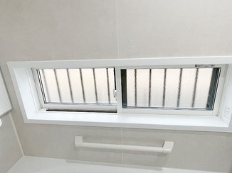 断熱リフォーム サイズを小さくし、断熱性も高まった浴室窓