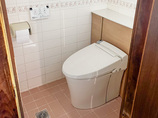トイレリフォーム便利なキャビネットがついた、お手入れもしやすいトイレ