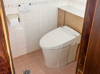 トイレリフォーム 便利なキャビネットがついた、お手入れもしやすいトイレ