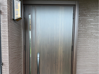 玄関ドアリフォーム 外壁に調和する、利便性も備えた玄関ドア