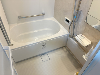 バスルームリフォーム 冬も暖か、手すりで安心のバリアフリーバスルーム