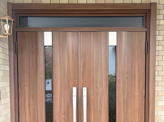 玄関ドアリフォーム 外観イメージを一新！両開きの玄関ドア