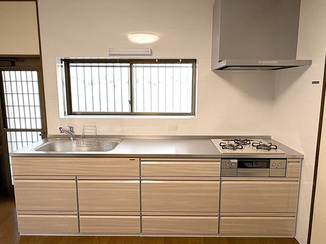 キッチンリフォーム 吊り戸棚をなくして明るくすっきり！清掃性にも優れたキッチン