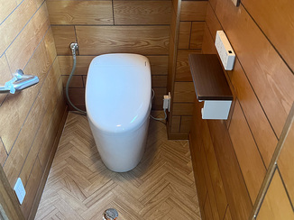 トイレリフォーム 丸みデザインで奥行きを感じるトイレ