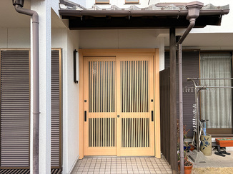 玄関ドアリフォーム 風合いはそのままに、美しく生まれ変わった玄関ドア